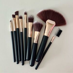 White Face-Shaped Makeup Brush Holder and Brush Set